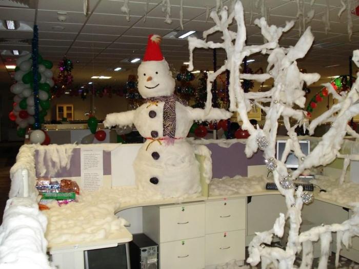 How can i decorate my office for christmas