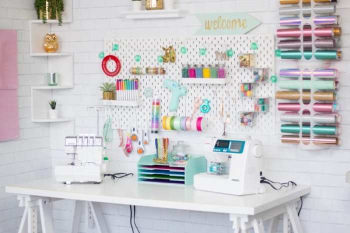 How to decorate a small sewing room